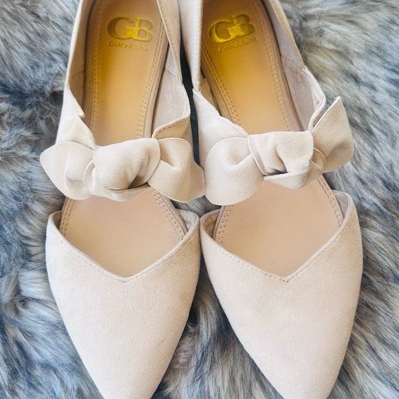 Gianni Bini Women's Cream Flats with Bow Detail - Picture 5 of 5